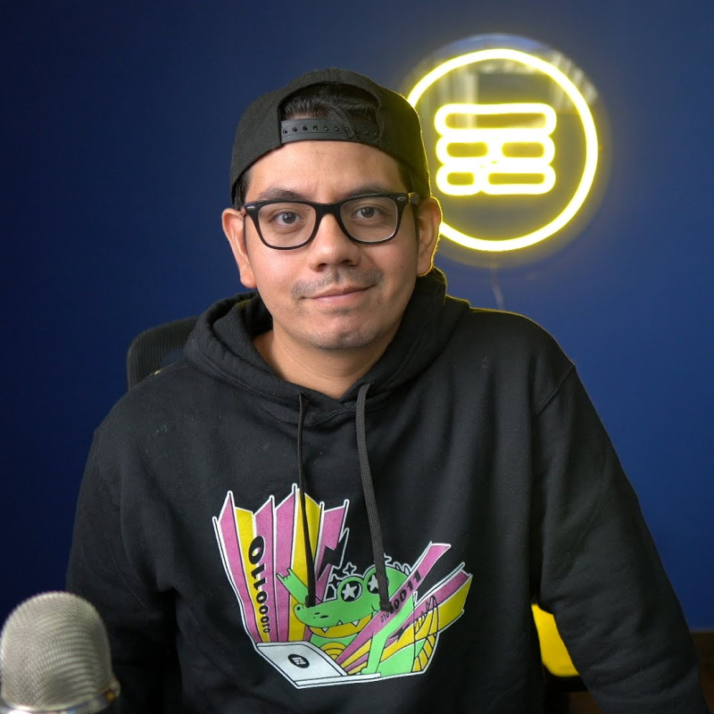 Foto de Uriel Hernández posando frente al logo de Código Facilito